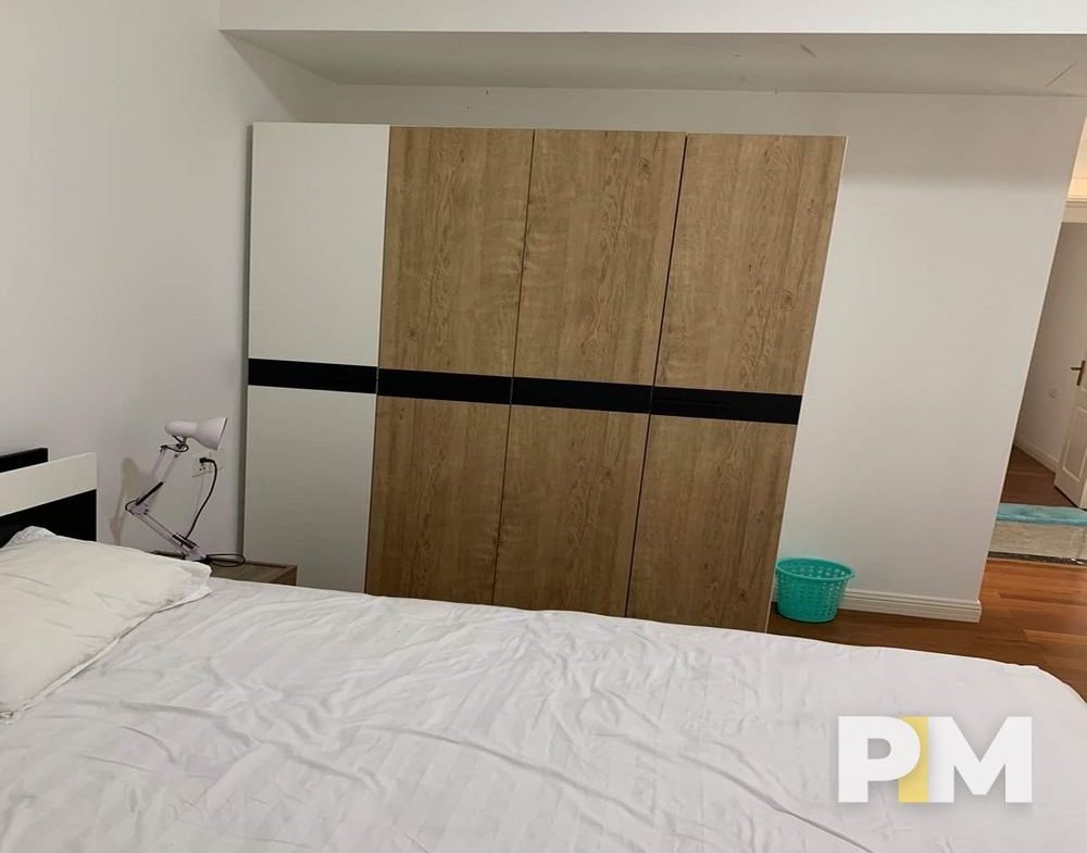 wardrobes in bedroom apartment for rent