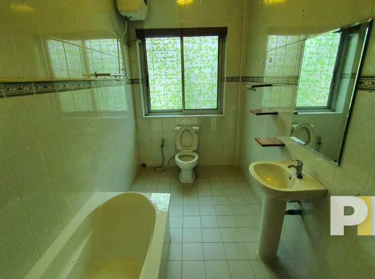 bathroom with bathtub - House for rent in Yankin