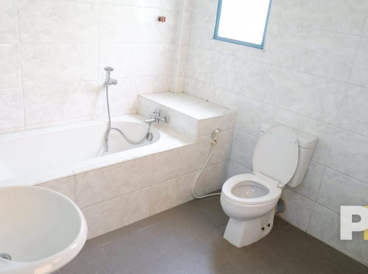 bathroom with bathtub - House for rent in Yankin