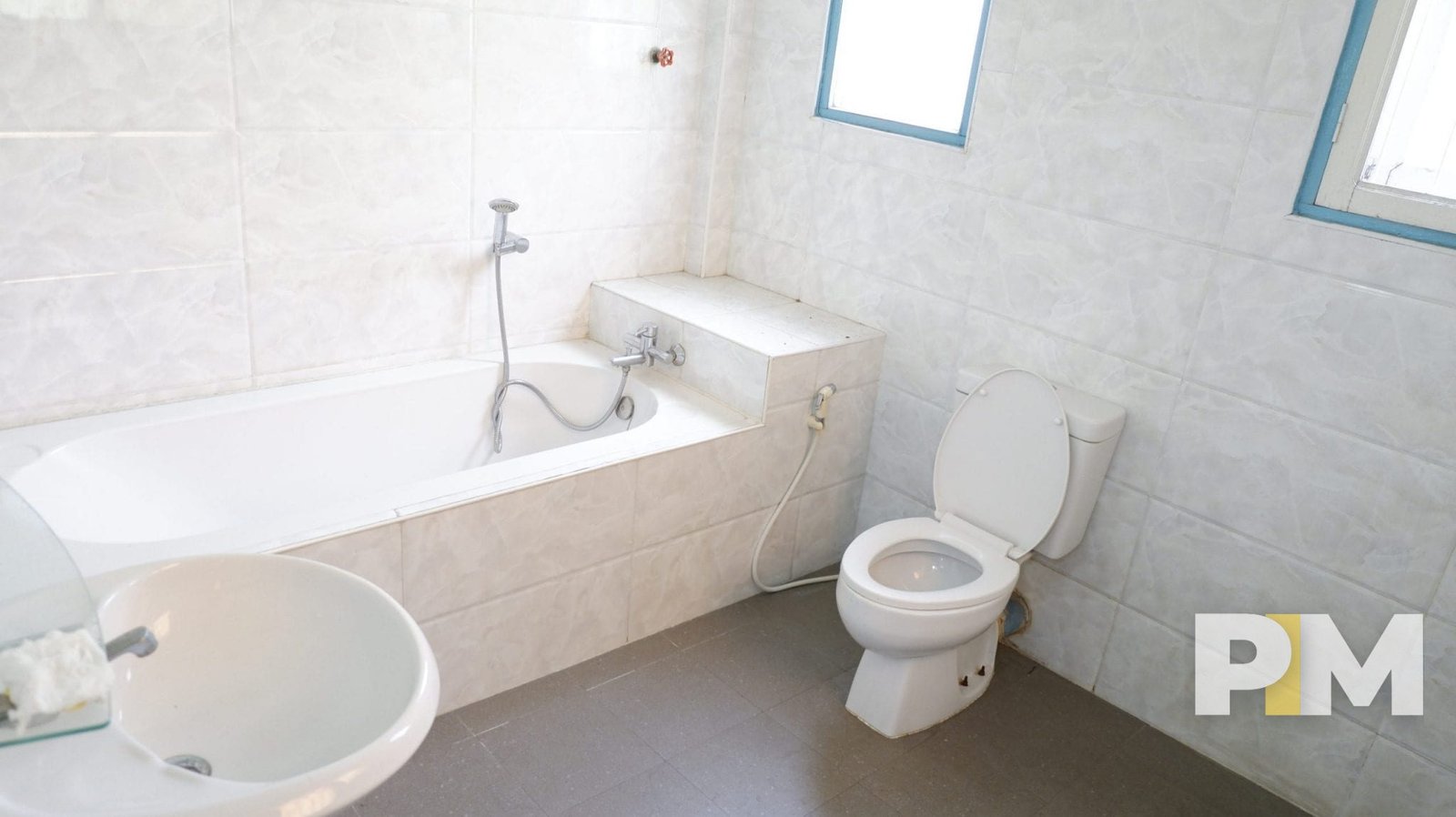 bathroom with bathtub - House for rent in Yankin