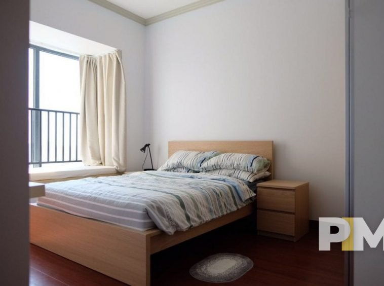 bedroom with lamp - Condo for rent in Yankin