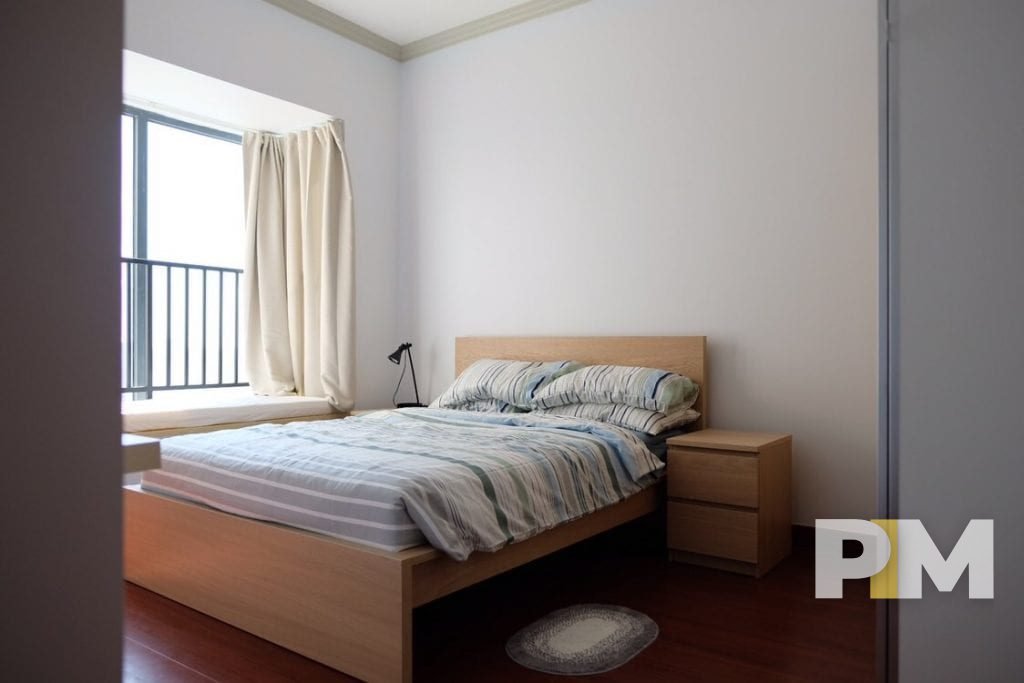 bedroom with lamp - Condo for rent in Yankin