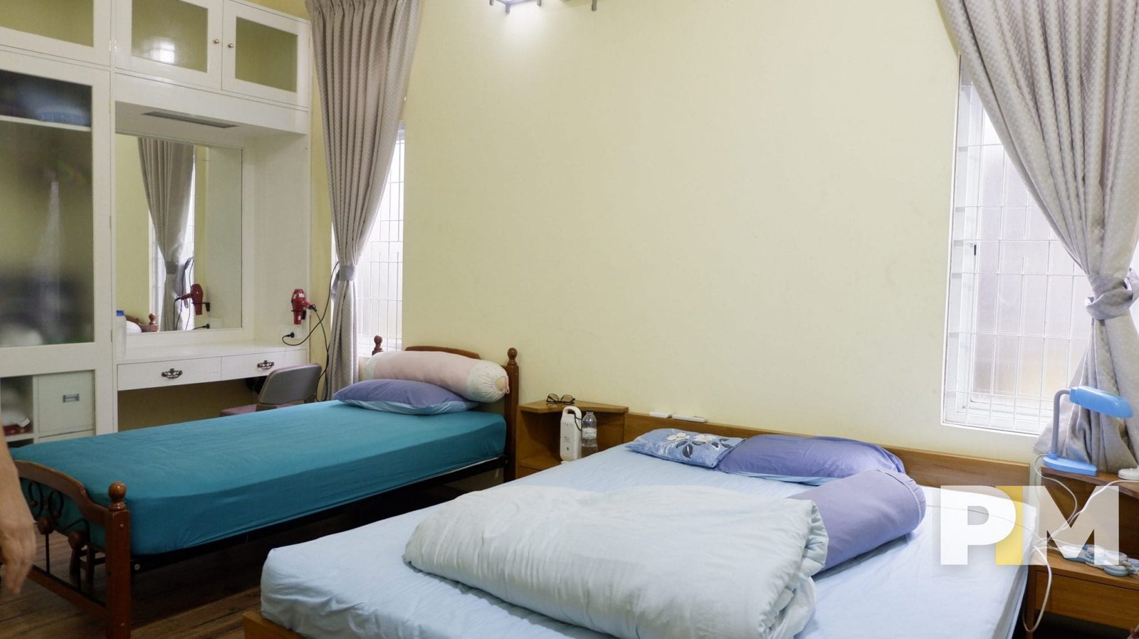 bedroom with two beds - House for rent in Yankin