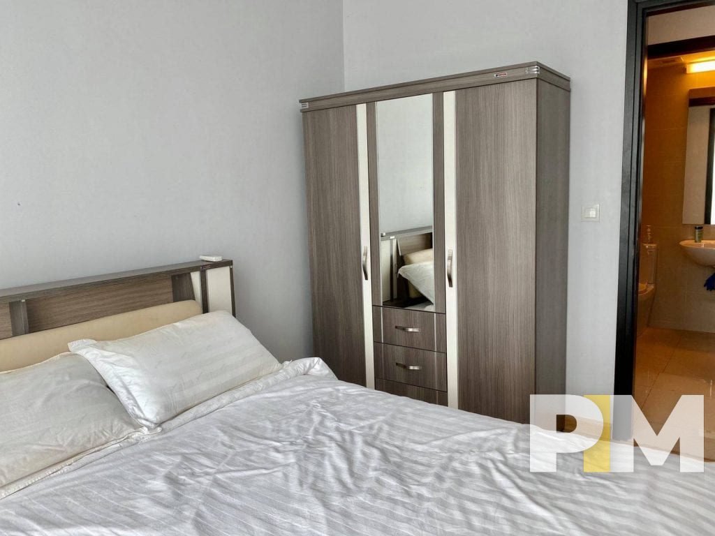 bedroom with wardrobe - Condo for rent in Hlaing