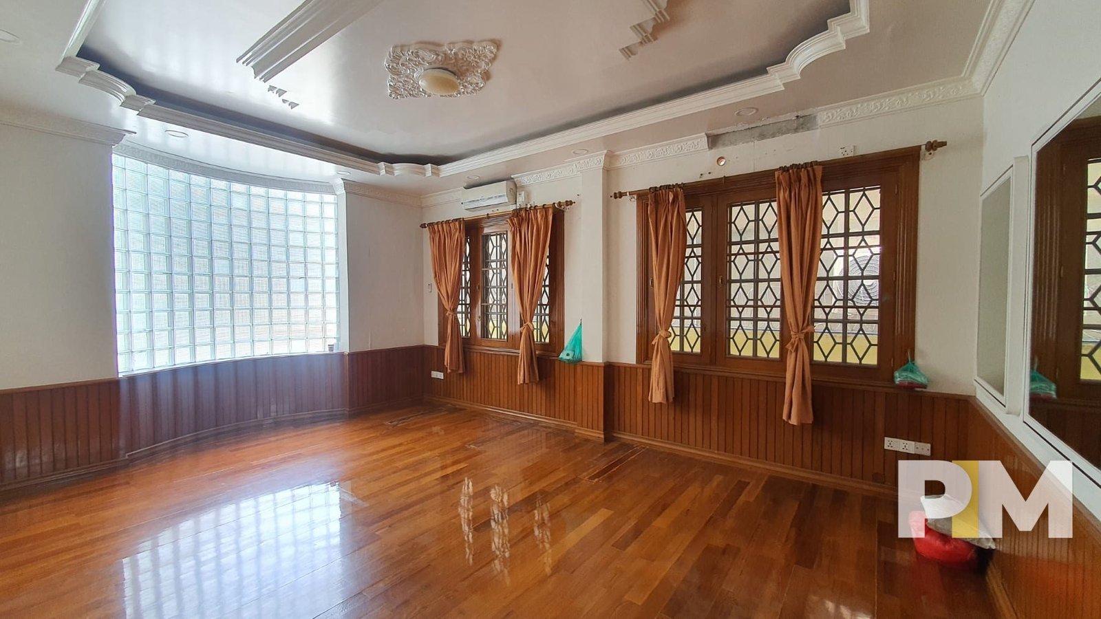 living room with good lighting - House for rent in Yankin