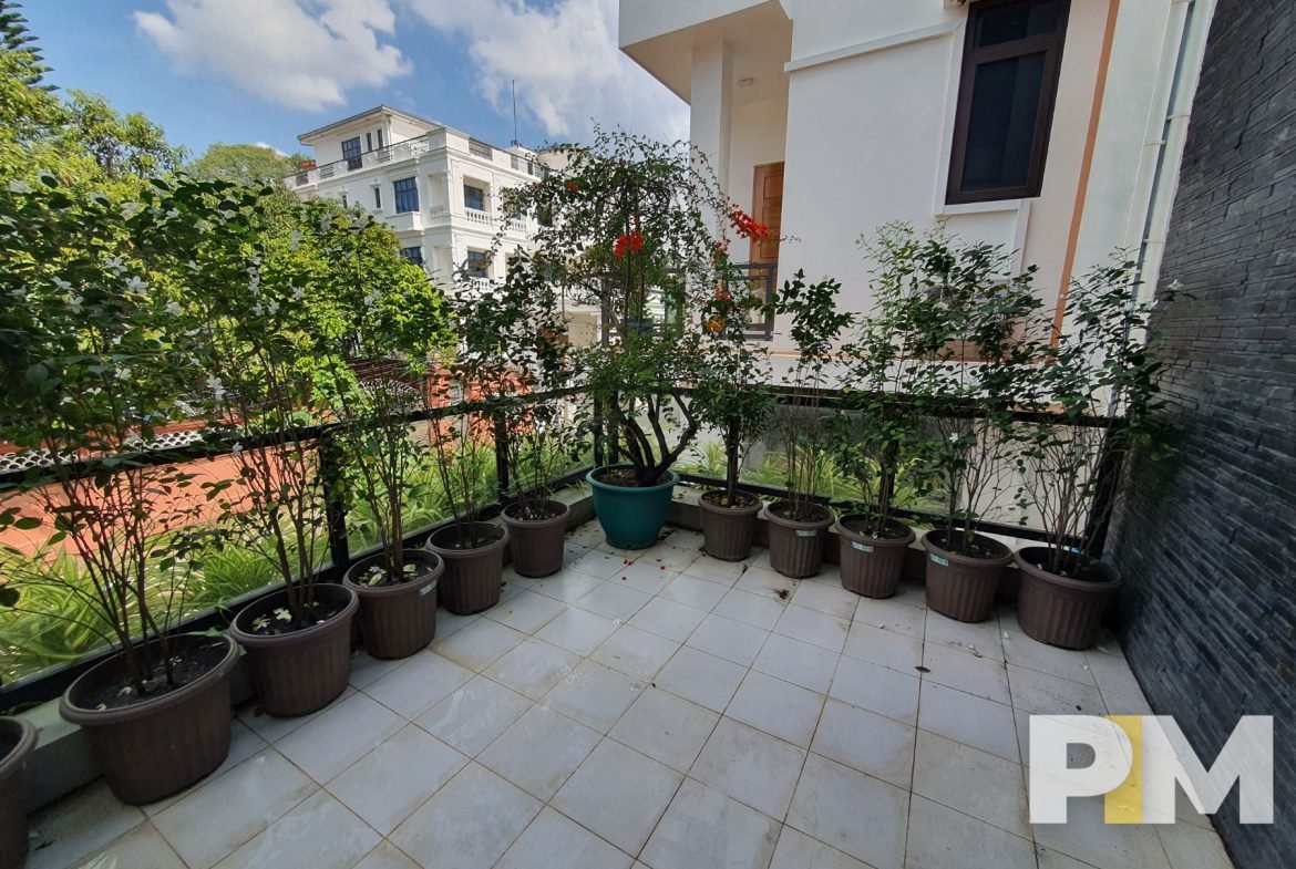 balcony with plants - Rent in Yangon