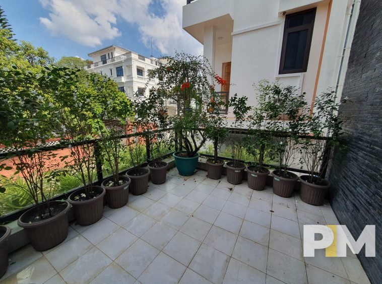 balcony with plants - Rent in Yangon