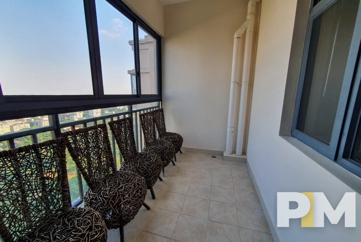 balcony with seats - Rent in Yangon