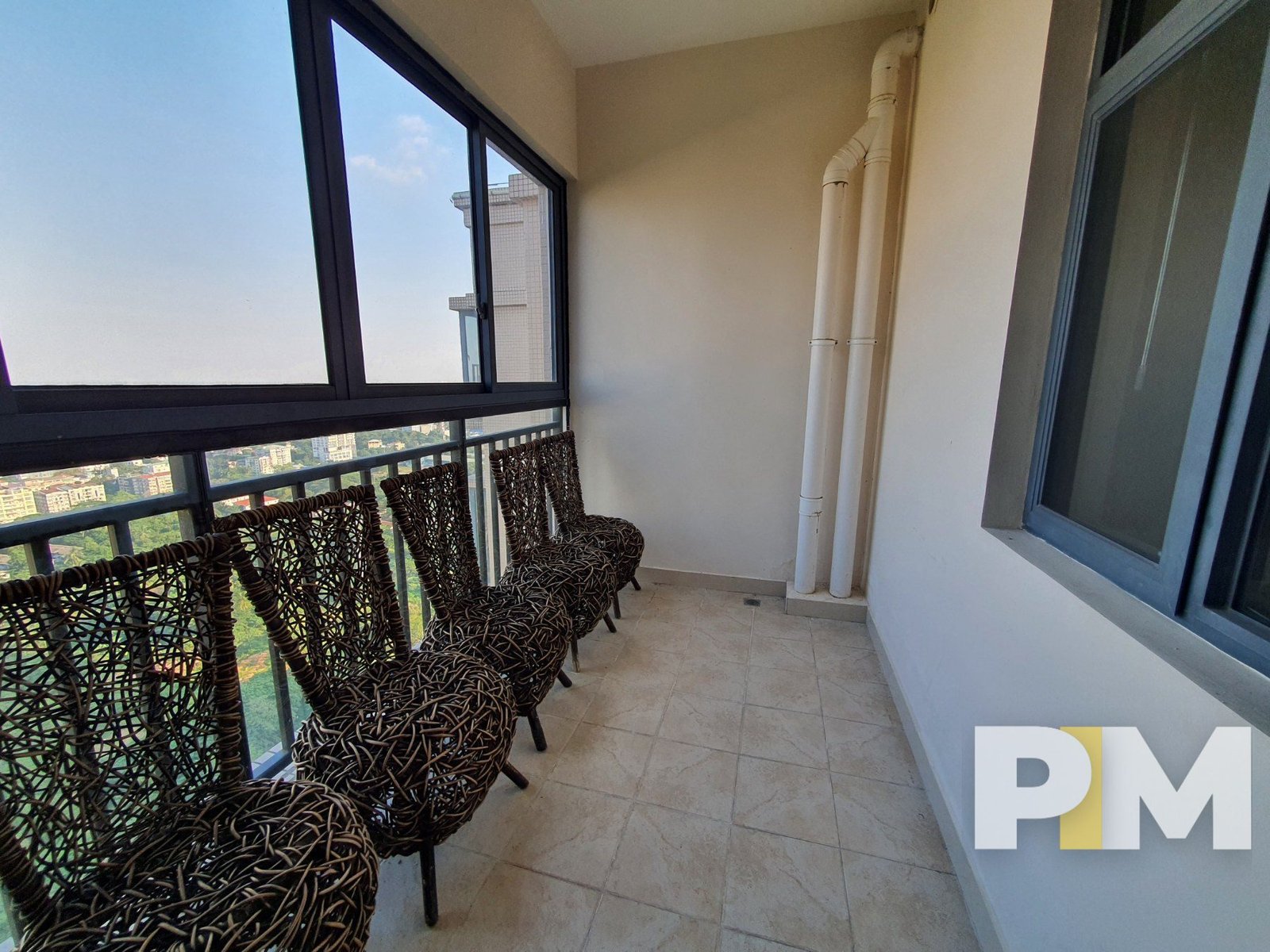 balcony with seats - Rent in Yangon
