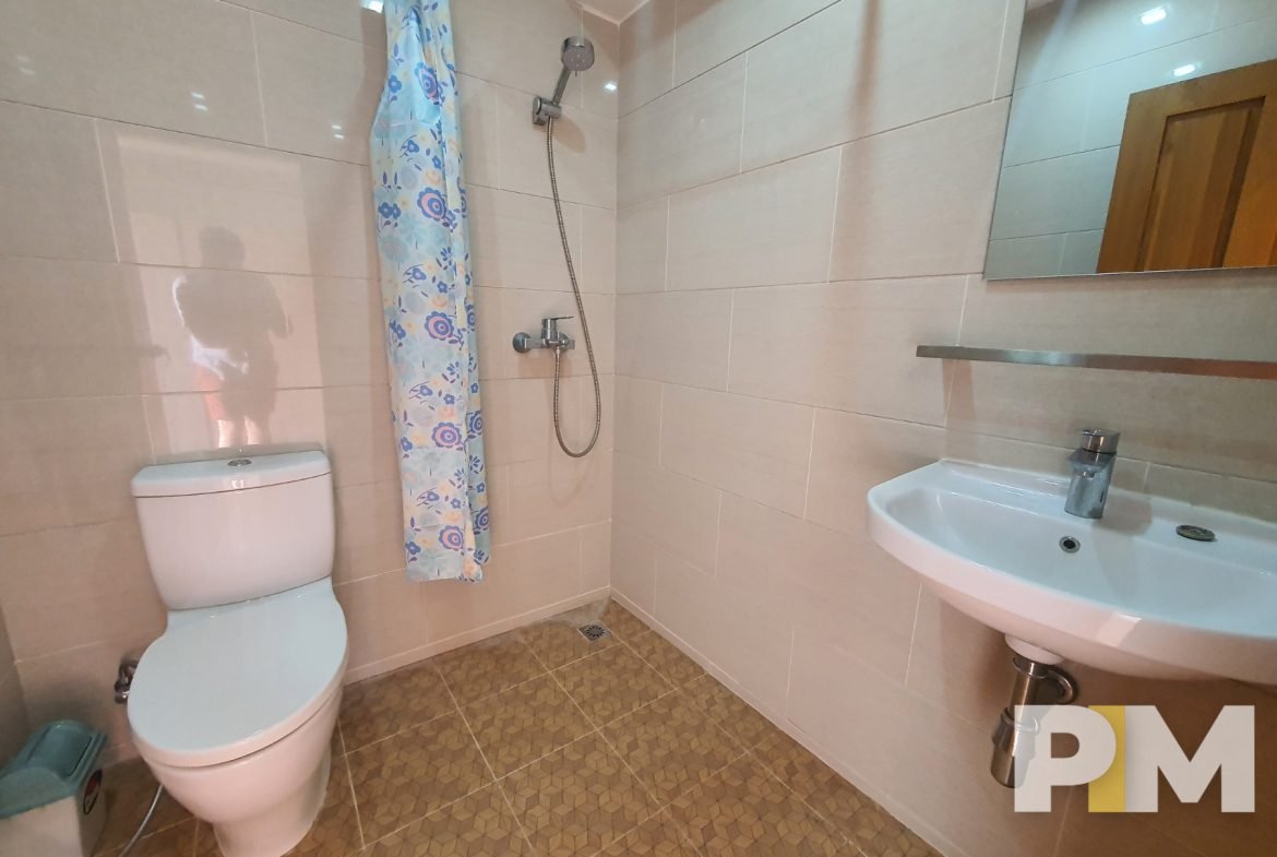 bathroom with tub - Rent in Yangon