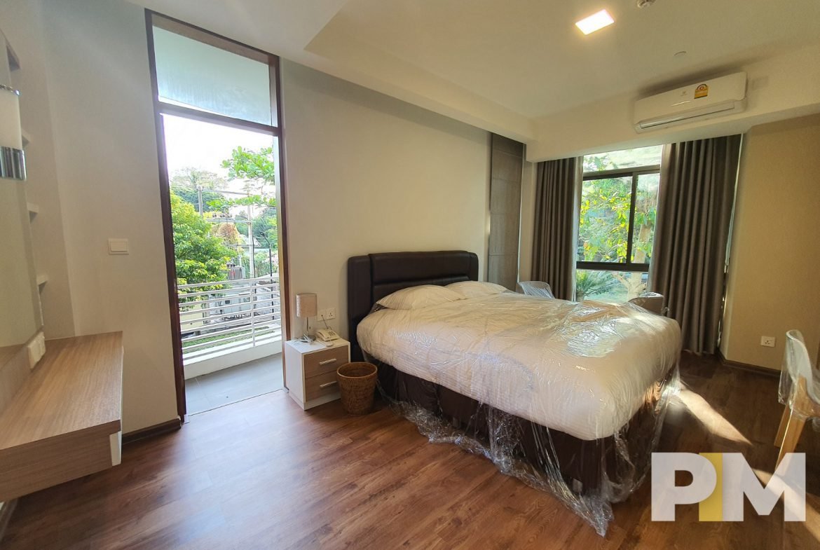 bedroom with balcony - Rent in Myanmar