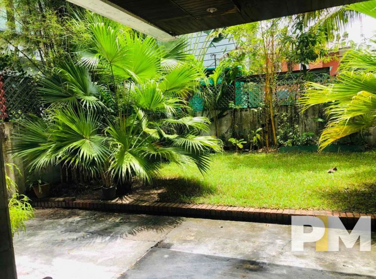 garden with driveway - Rent in Myanmar