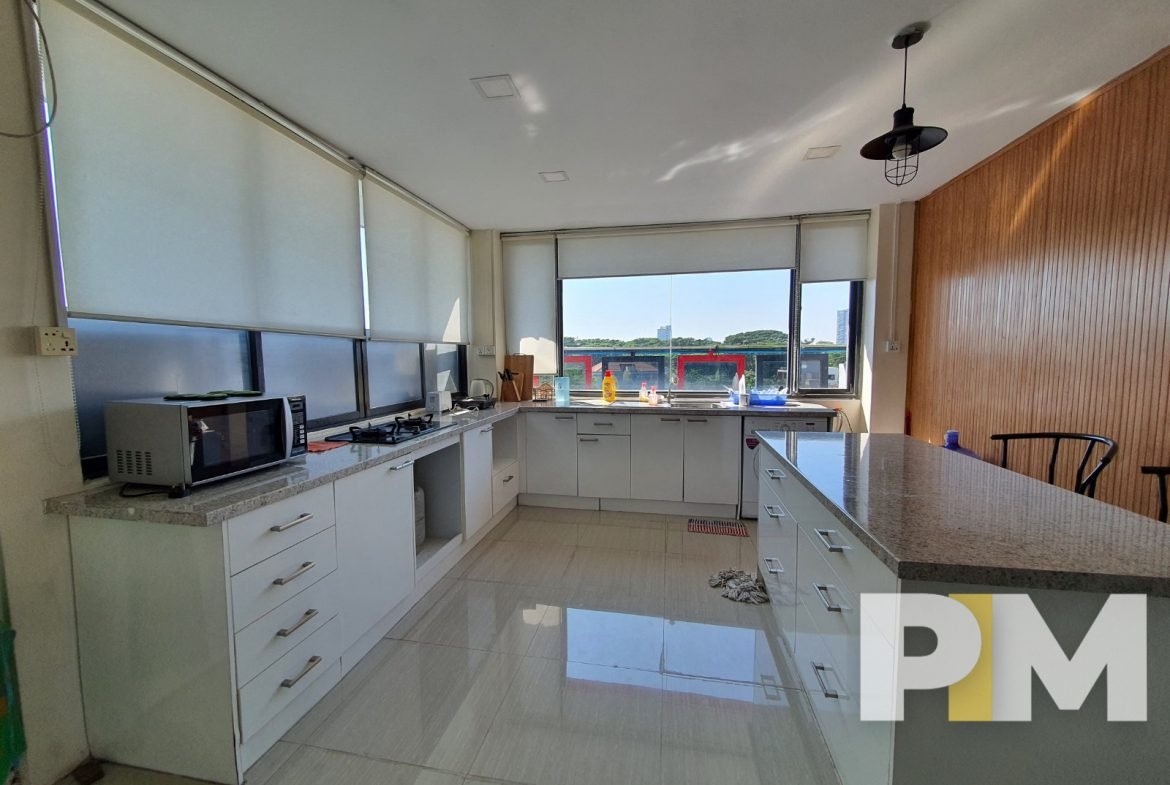kitchen with microwave - Penthouse for rent in Yankin