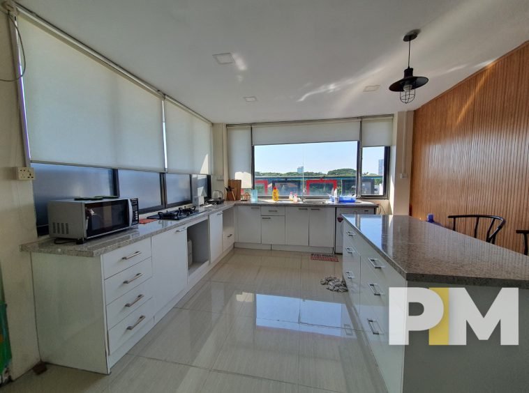 kitchen with microwave - Penthouse for rent in Yankin