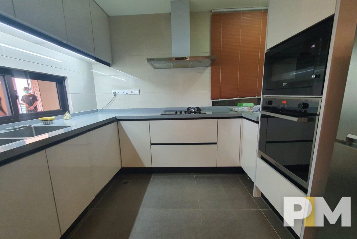 kitchen with oven - Rent in Yangon