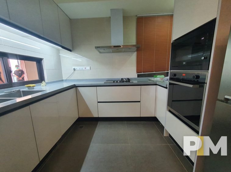 kitchen with oven - Rent in Yangon