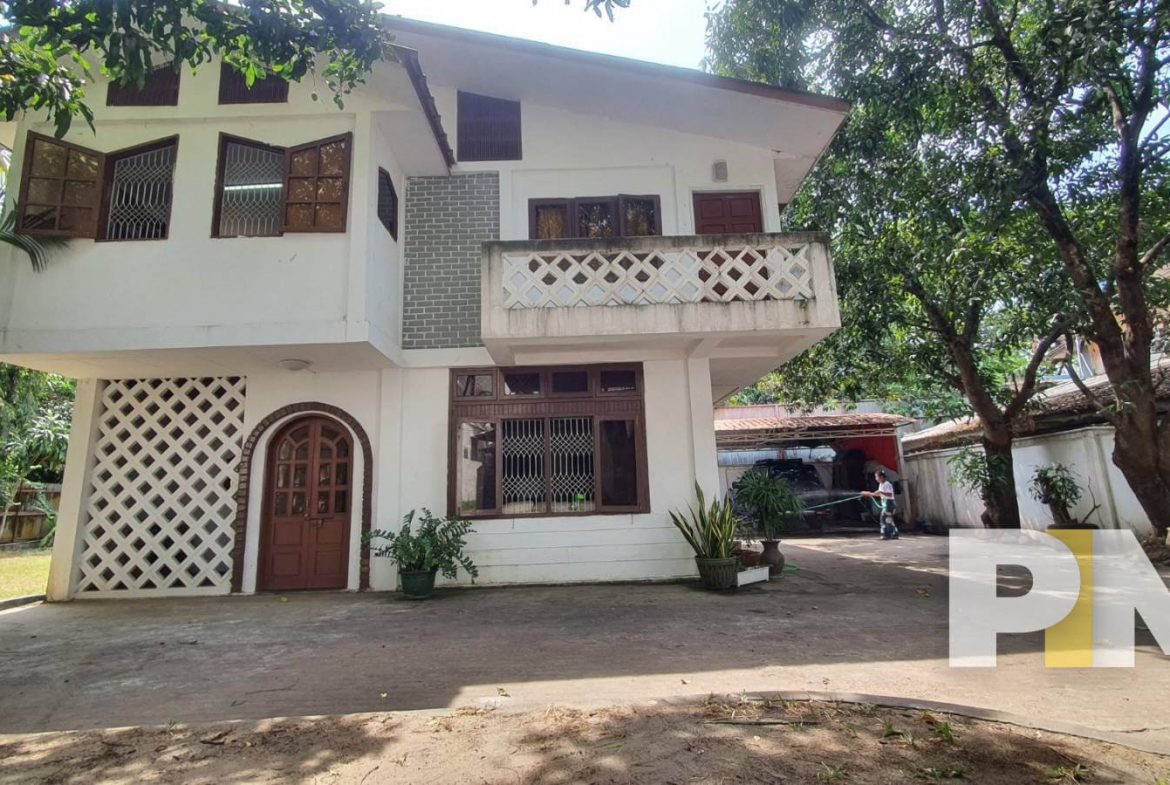 House compound with car park - House for sale in Mayangone