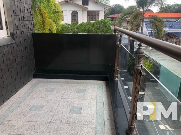 balcony - House for rent in Golden Valley