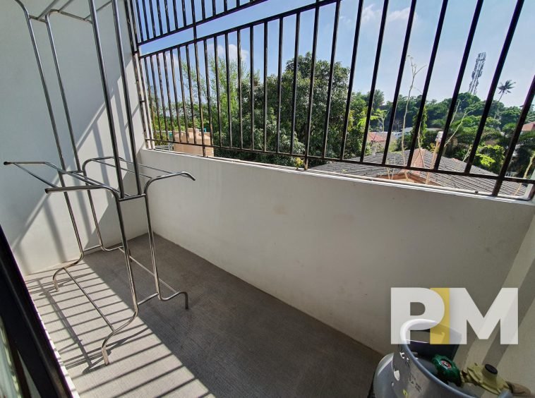 balcony with cloth hanger - Condo for rent in Golden Valley