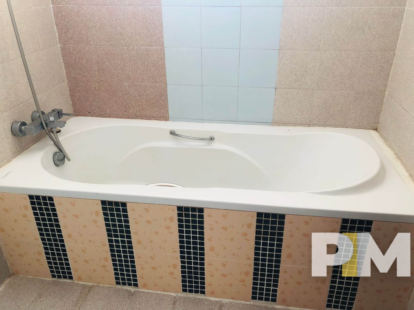 bathroom with bathtub - Condo for rent in Yawmingyi