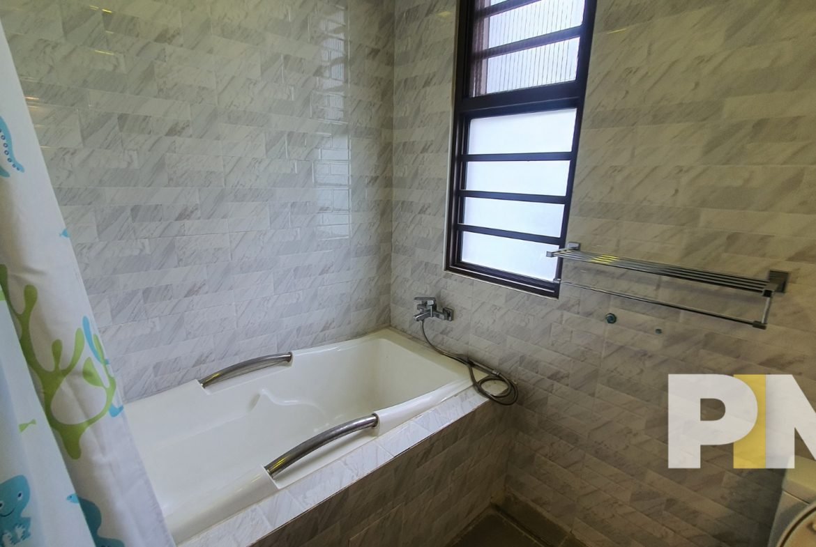bathroom with bathtub - House for rent in Bahan