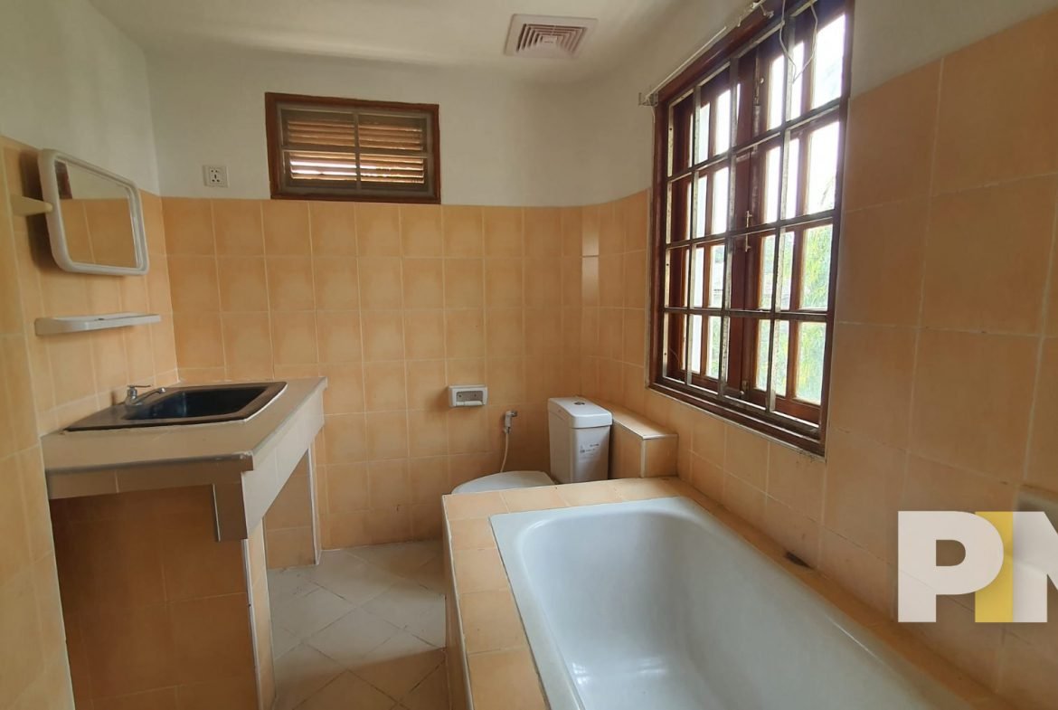 bathroom with bathtub - House for rent in Golden Valley