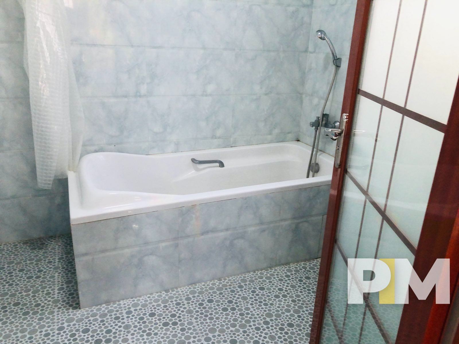 bathroom with bathtub - House for rent in Golden Valley