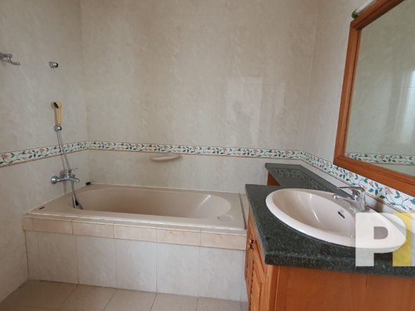 bathroom with bathtub - House for rent in Golden Valley
