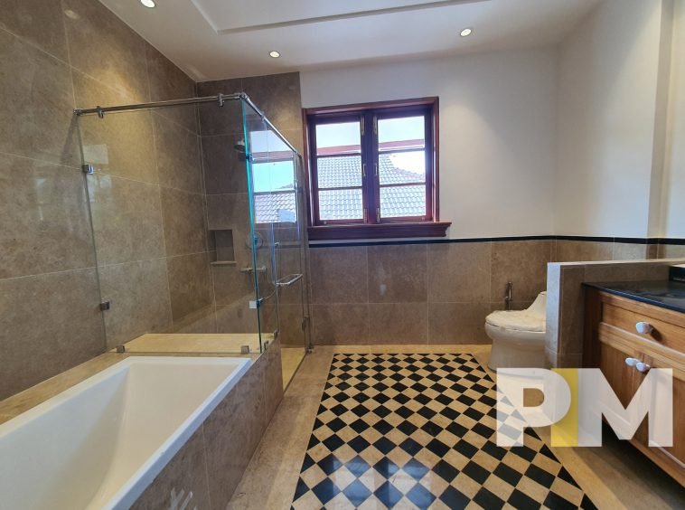bathroom with bathtub - House for rent in Golden Valley