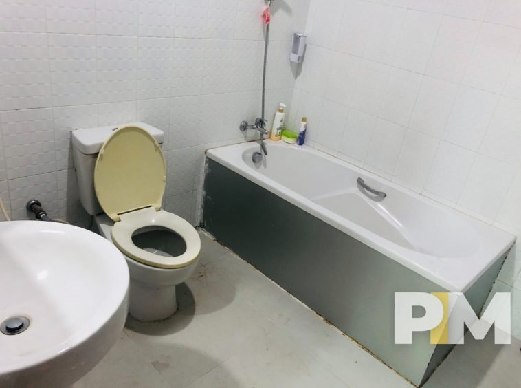 bathroom with bathtub - Rent in Yangon