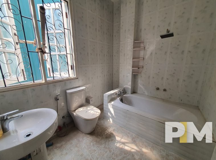 bathroom with bathtub - house for rent in Golden Valley