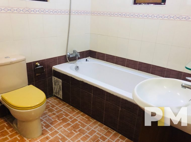 bathroom with bathtub - house for rent in Golden Valley