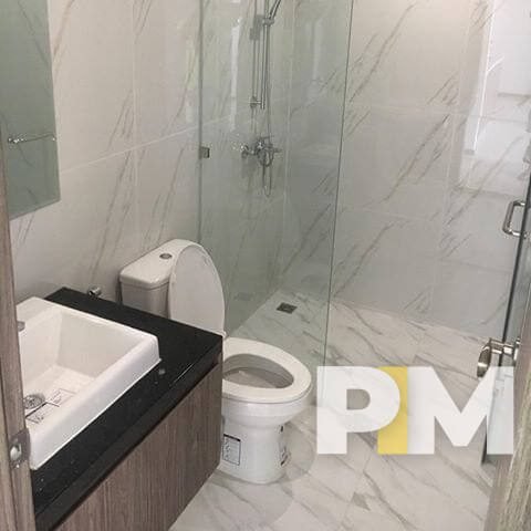 bathroom with tub - Condo for rent in Hlaing