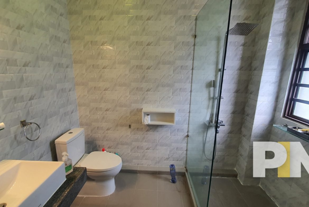 bathroom with tub - House for rent in Bahan