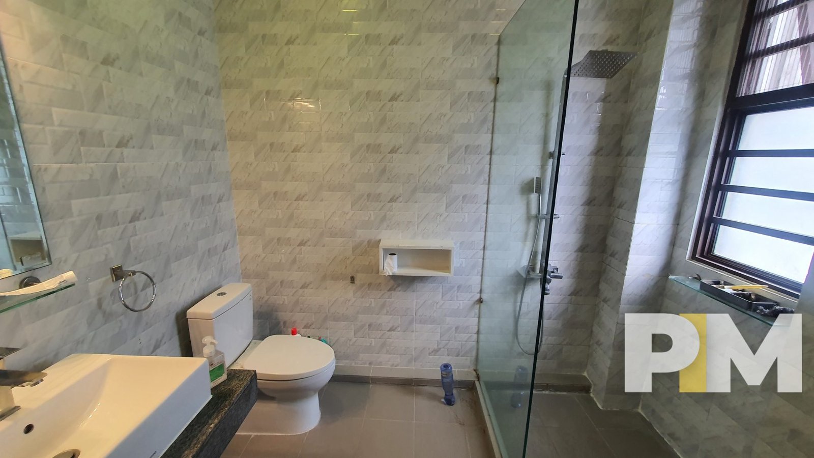 bathroom with tub - House for rent in Bahan