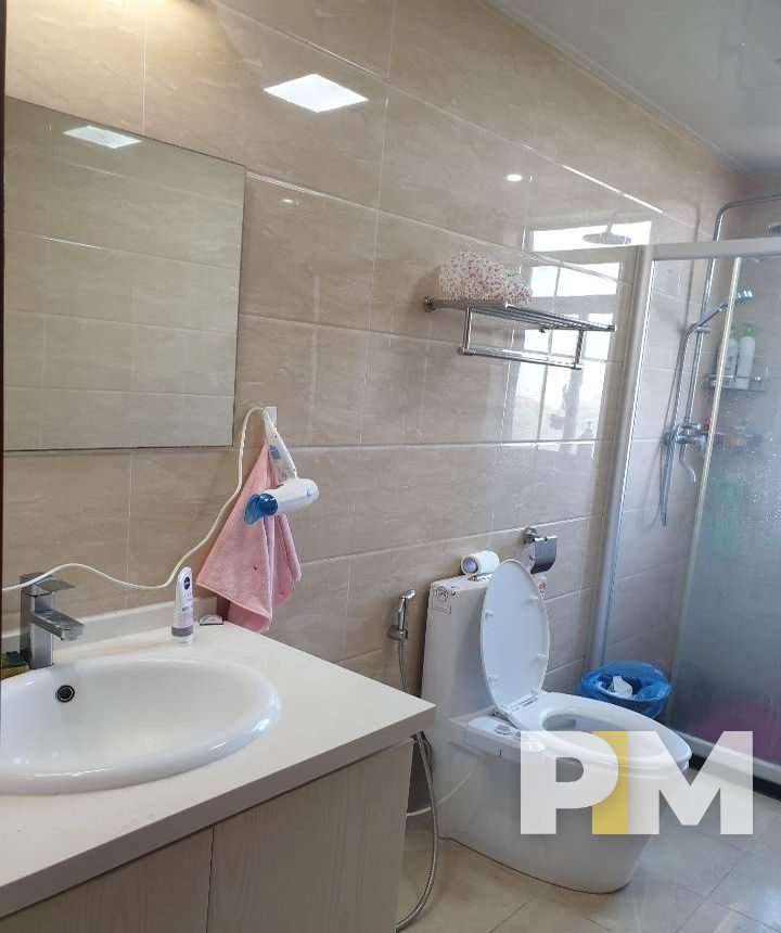 bathroom with tub - Rent in Yangon