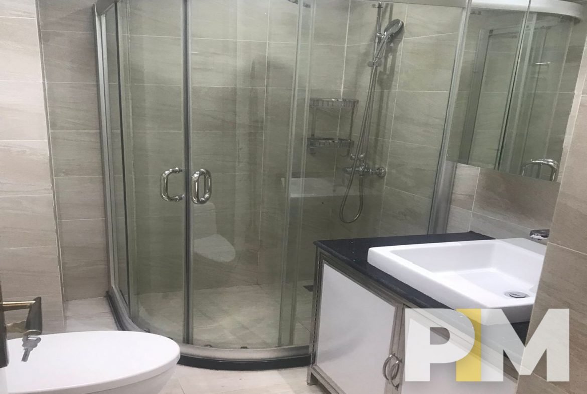 bathroom with tub - Rent in Yangon