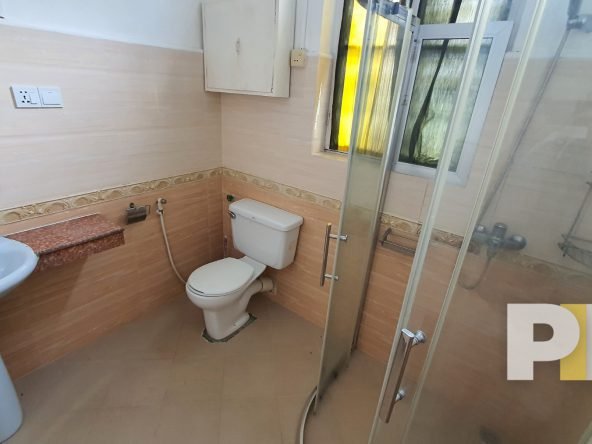 bathroom with tub - Rent in Yangon