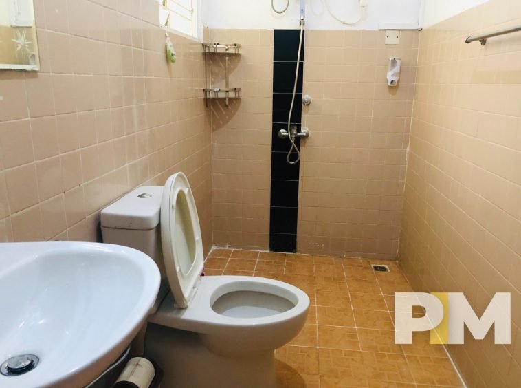 bathroom with tub- house for rent in Golden Valley