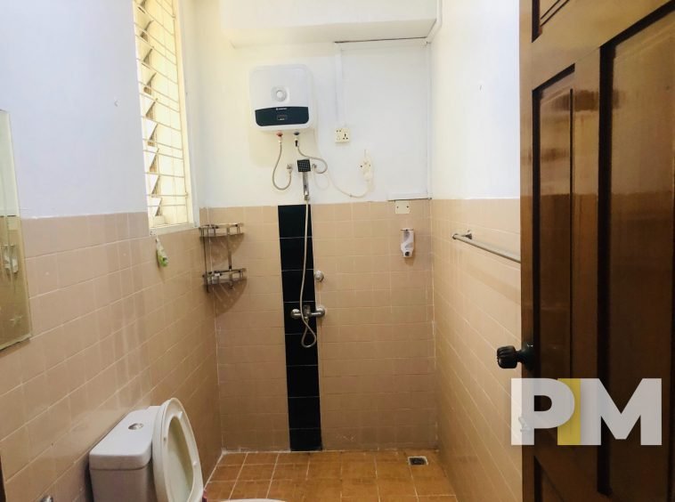 bathroom with tub - house for rent in Golden Valley