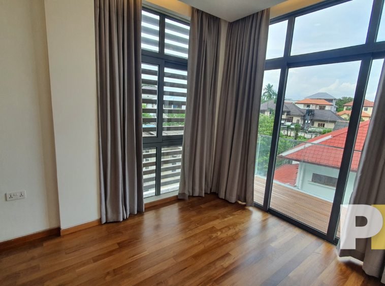 bedroom with balcony - Rent in Yangon