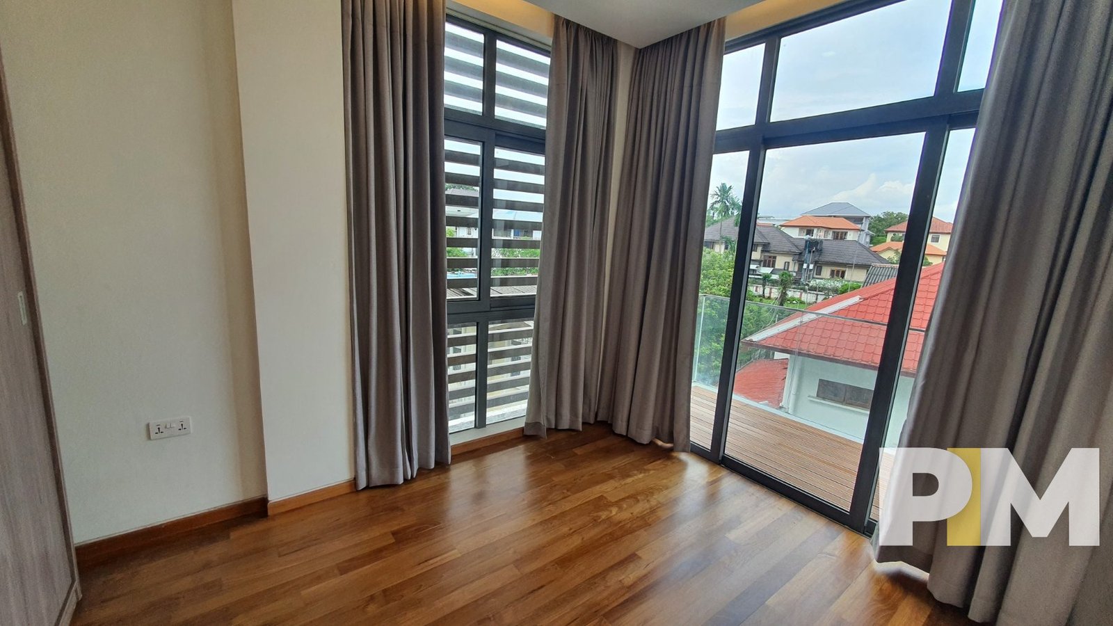 bedroom with balcony - Rent in Yangon