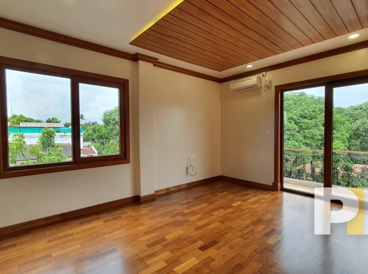 bedroom with balcony - property in Yangon