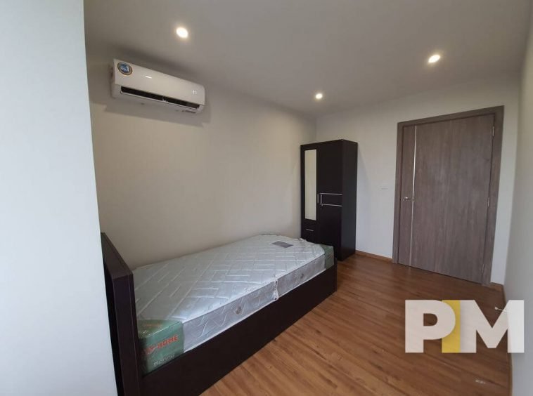 bedroom with bed and mattress - Condo for rent in Hlaing