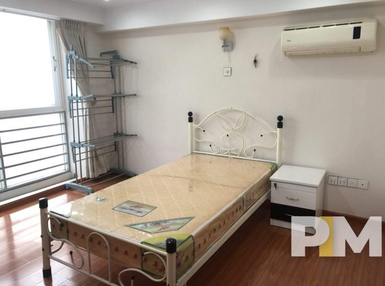 bedroom with bedside desk - Condo for rent in Yawmingyi
