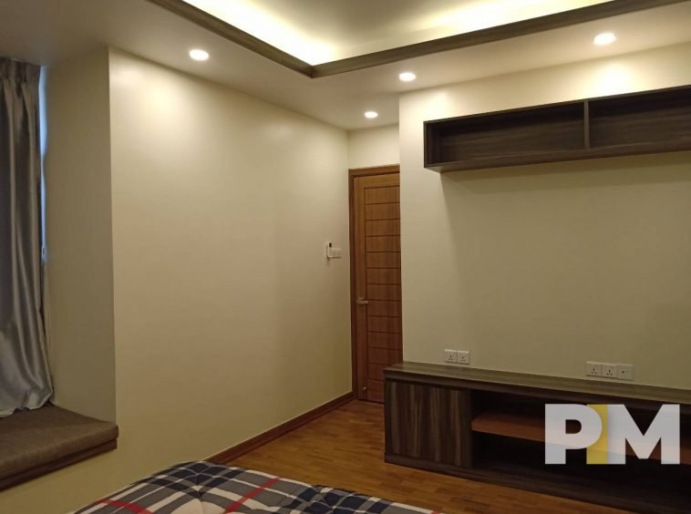 bedroom with ceiling light - Condo for rent in Kamayut