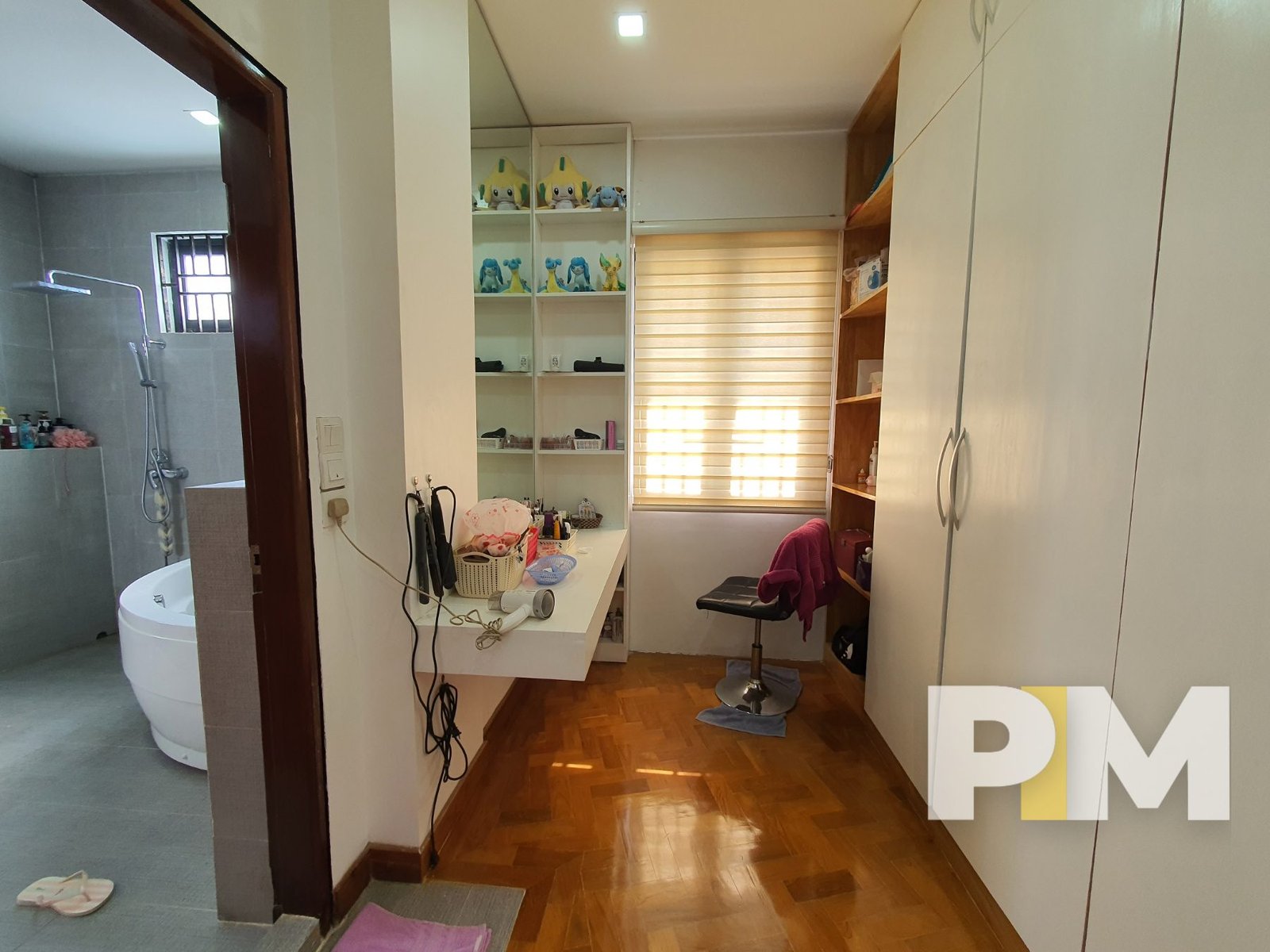 bedroom with vanity mirror - Rent in Yangon