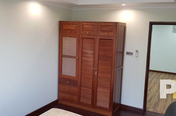 bedroom with wardrobe - Condo for rent in Kamayut