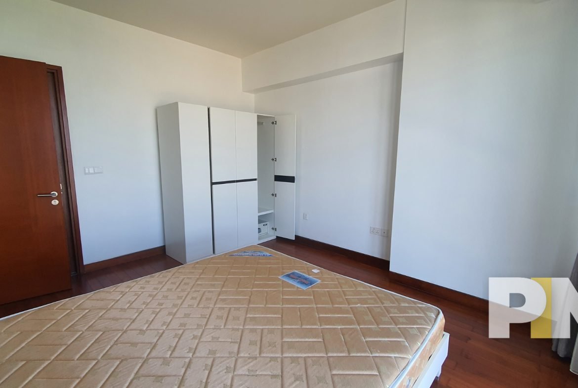 bedroom with wardrobe - Condo for rent in Kamayut