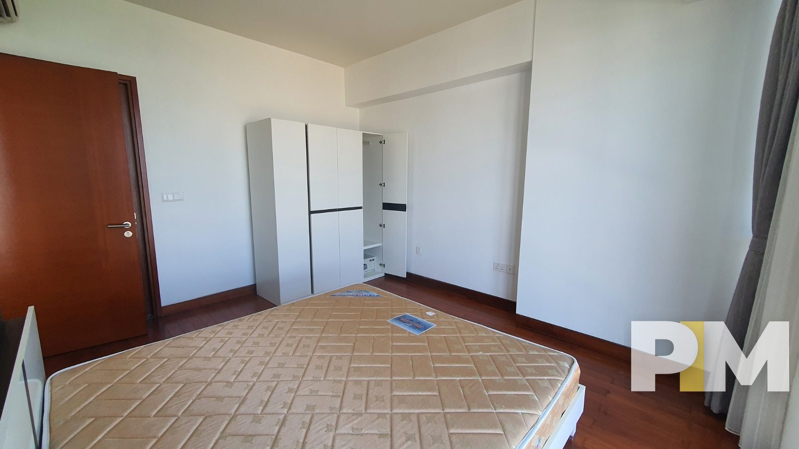 bedroom with wardrobe - Condo for rent in Kamayut